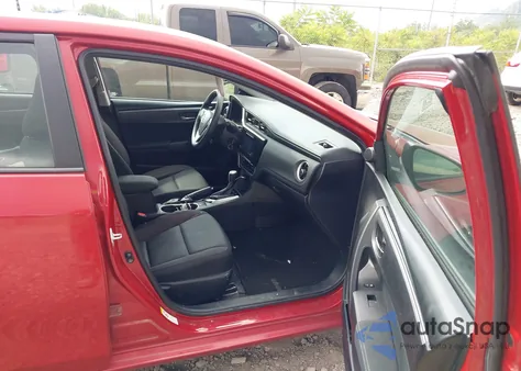 2018 Toyota Corolla Le z USA, uszkodzony, nr VIN 5YFBURHE2JP749097